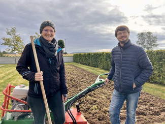 Unsere Umweltbeauftragten freuen sich über den neuangelegten Blühstreifen